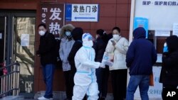 北京一家醫院的發熱門診前市民在排隊等候。（2022年12月10日）