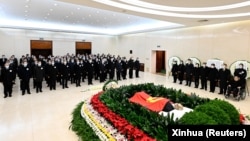 中共官媒新华社发布照片显示，中国国家主席习近平和前任胡锦涛与其他领导人一起向前国家主席江泽民的遗体表示敬意。（2022年12月5日）