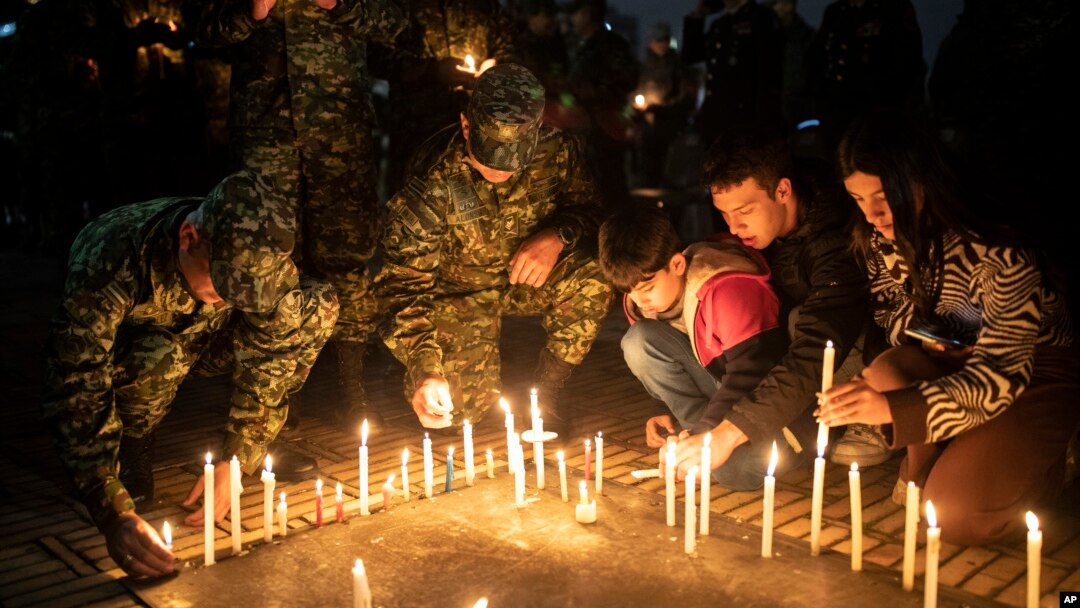 ARCHIVO - Soldados y ciudadanos asisten a una vigilia por los soldados que murieron en un ataque de disidentes de las FARC a principios de semana, en el Monumento a los Soldados Caídos, en Bogotá, Colombia, el viernes 9 de diciembre de 2022. (Foto AP/Ivan Valencia)
