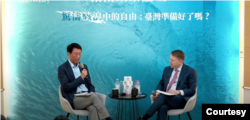 前白宫国安会亚太事务资深主任博明(右)和台湾前参谋总长李喜明(左)1月12日就“台湾准备好了吗？”为题于台北进行深度对谈。（提供照片：位于台北的政治大学社科院）
