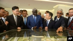 中國外長秦剛與非洲聯盟主席在亞的斯亞貝巴參加非洲疾病控制預防中心的啟動儀式。（2023年1月11日）
