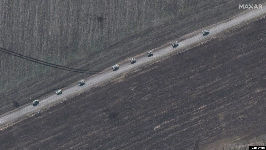 Ukrayna'nın doğusundaki Izyum kasabasının uydudan çekilen görüntüleri tankları gösteriyor. 