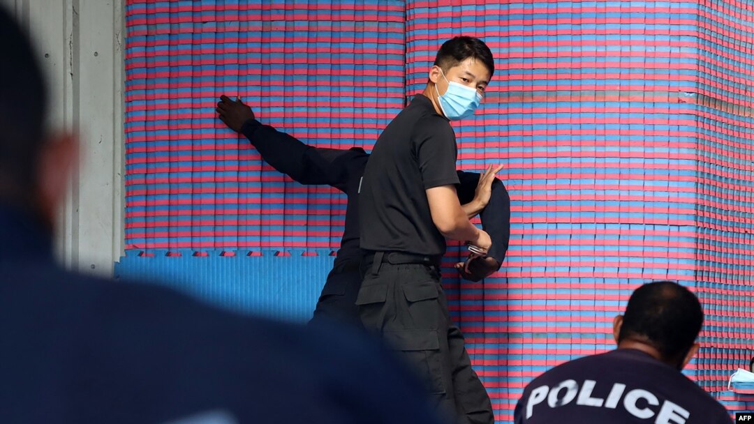 所羅門皇家警察部隊2022年3月29日發佈沒有註明時間的照片顯示，中國警察聯絡官（中）在訓練所羅門警察格鬥技術。