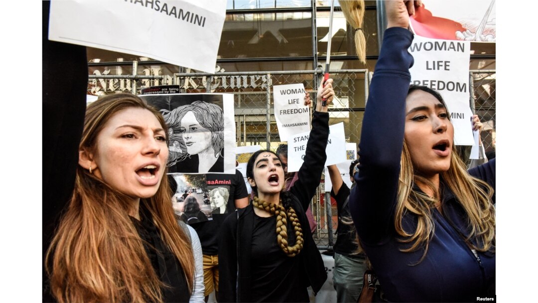 La gente participa en una protesta contra el gobierno Irán y la muerte de Mahsa Amini en la ciudad de Nueva York, el 27 de septiembre de 2022.
