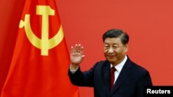2022年10月23日，中共领导人习近平带领中共新一届中央政治局常委与中外媒体见面期间讲话后招手。