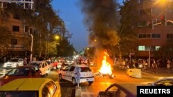 在伊朗德黑蘭，一輛警察摩托車在因瑪莎·阿米尼之死而爆發的的抗議中起火燃燒。(2022年9月19日)