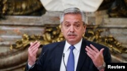 El presidente argentino, Alberto Fernández, habla durante un evento en Buenos Aires el 18 de abril de 2022. Foto Reuters.