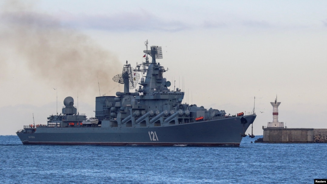 在黑海跟踪北約軍艦後返回克里米亞塞瓦斯托波爾港口的“莫斯科娃號”導彈巡洋艦。(2021年11月16日)