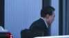 尹锡悦在官邸遭拘捕后，乘坐专车抵达公调处位于果川的办公楼。(法新社：2025年1月15日)