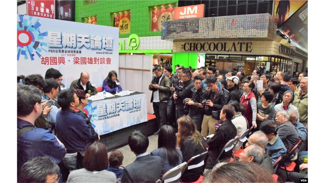 香港特首參選人胡國興與立法會議員梁國雄出席特首選舉街頭論壇。(美國之音湯惠芸)