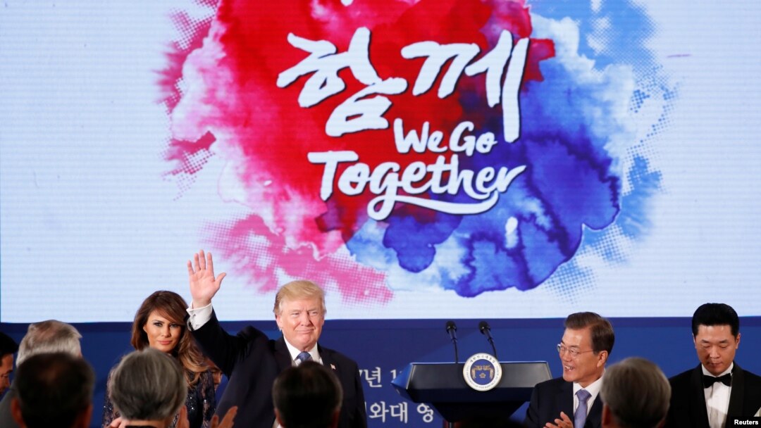 지난 2017년 11월 문재인 한국 대통령이 백악관에서 도널드 트럼프 미국 대통령 부부를 위한 국빈만찬을 열었다. 벽에 미한동맹을 상징하는 문구 'We go togher'가 쓰여있다.