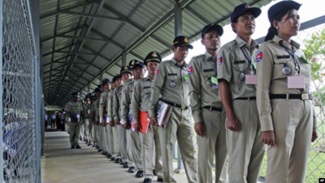 Police officers line up to attend a hearing of former Khmer Rouge leaders at the Extraordinary Chambers in the Courts of Cambodia (ECCC), on the outskirts of Phnom Penh, August 29, 2011