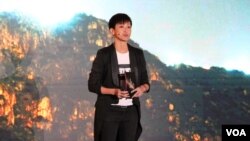 香港社运人士、歌手何韵诗在奥斯陆自由论坛-台湾上发表演讲，呼吁全球团结一致声援香港人的抗争。（2019年9月13日，美国之音林枫拍摄）