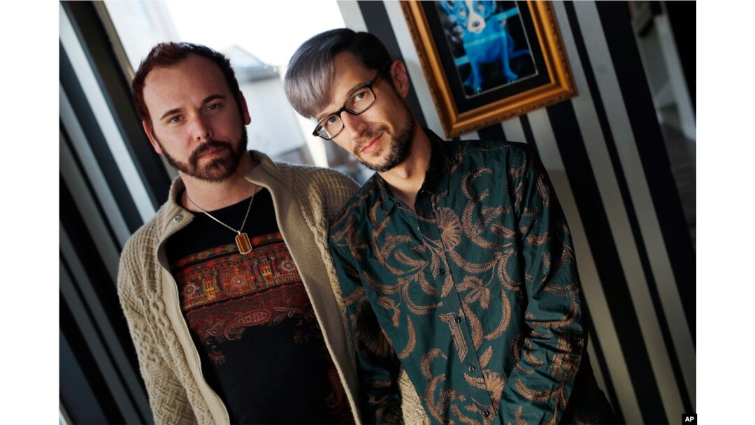 Charlie Craig y David Mullins, pareja homosexual que demandó al pastelero de Denver, Jack Phillips, por negarse a diseñarles una torta de bodas, alegando principios religiosos.