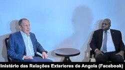 Sergei Lavrov, ministro dos Negócios Estrangeiros da Rússia e Tete António, ministro das Relações Exteriores de Angola em Luanda, 