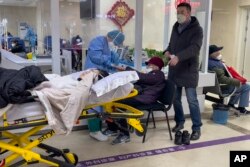 北京一家医院的急诊室医生正在诊断病人。（2023年1月19日）