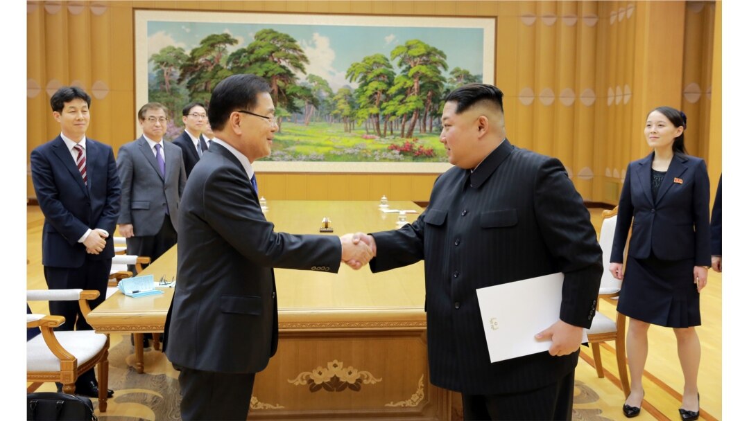 지난 2018년 3월 문재인 한국 대통령의 특사로 방북한 정의용 청와대 국가안보실장이 김정은 북한 국무위원장과 악수하고 있다.