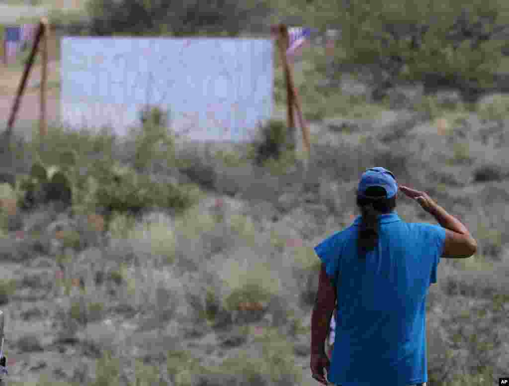 A military veteran pays his respects, as John McCain has discontinued medical treatment for an aggressive form of brain cancer, at the entrance to the McCain ranch complex in Cornville, Arizona, Aug. 25, 2018.