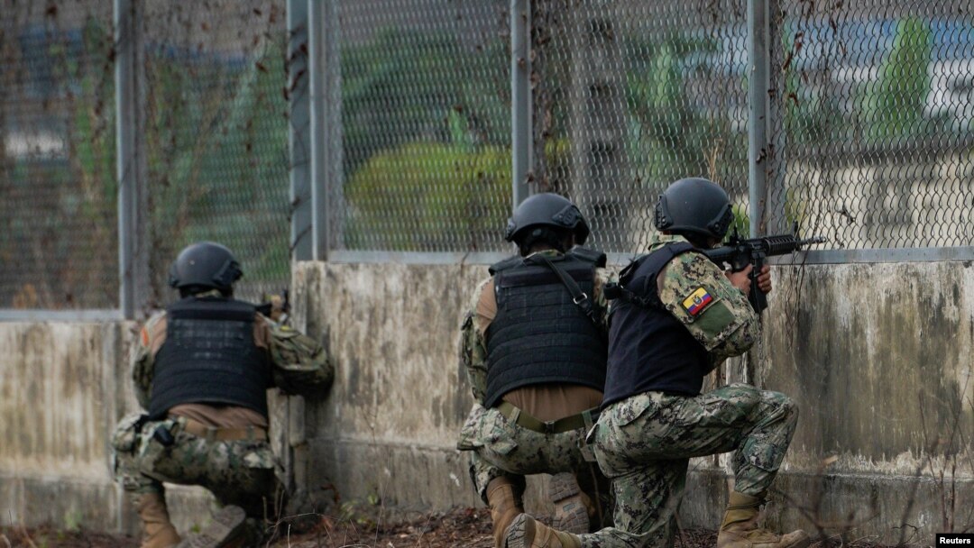 Soldados vigilan una puerta después de que varios reclusos murieron en peleas entre pandillas en Guayaquil, Ecuador, el 2 de noviembre de 2022.