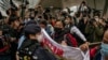2023年2月6日，摄影记者在拍摄社会民主党联盟成员在西九龙裁判法院外与警察推搡的照片。（美联社照片）