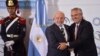 El presidente de Brasil, Luiz Inácio Lula da Silva, en el centro, y el presidente de Argentina, Alberto Fernández, posan para fotos durante la Cumbre de la Comunidad de Estados Latinoamericanos y Caribeños (CELAC) en Buenos Aires, Argentina, el martes 24 de enero de 2023. 