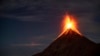  El Volcán de Fuego entra en erupción el 12 de enero de 2022, visto desde el Volcán Acatenango, unos 75 km al suroeste de la Ciudad de Guatemala.