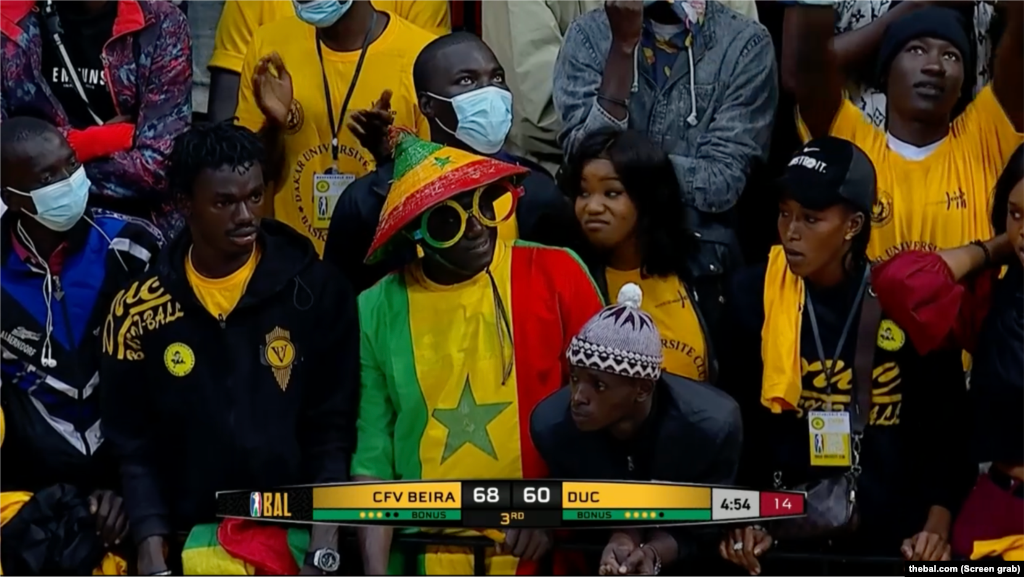 Público no jogo Ferroviário da Beira contra DUC, Dacar, Senegal. BAL, Dacar, Senegal. 8 de Março, 2022