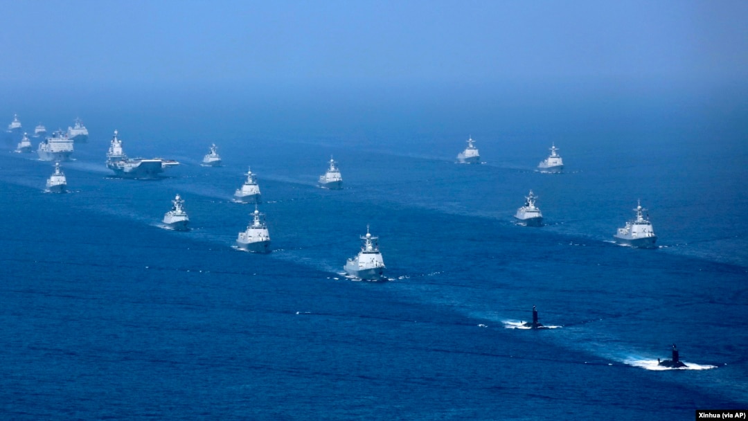 中國航母遼寧號與中國海軍的多艘驅逐艦和潛艇在南中國海舉行演習。（2018年4月12日）
