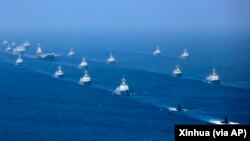 中国航母辽宁号与中国海军的多艘驱逐舰和潜艇在南中国海举行演习。（资料照，2018年4月12日）