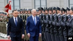美国总统拜登在华沙和波兰总统杜达出席欢迎仪式。（2022年3月26日）