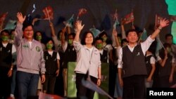 资料照：台湾总统蔡英文在台北举行的台湾九合一县市长地方选举竞选集会上向支持者挥手致意。（2022年11月12日）