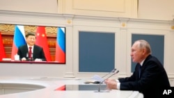 俄罗斯总统普京在克里姆林宫通过视频与中国领导人习近平通话。(2022年12月30日)