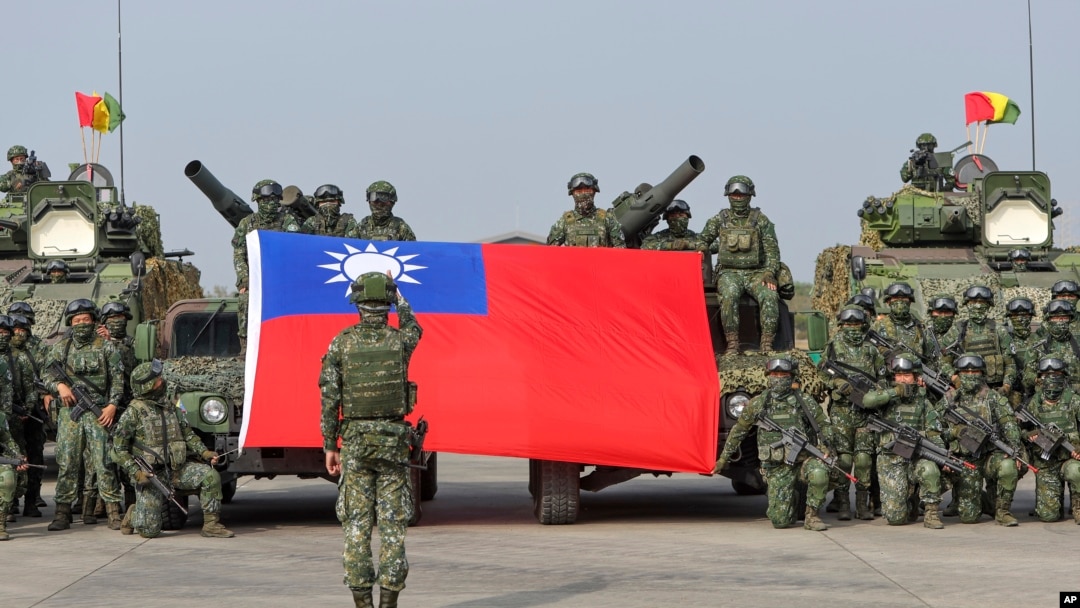 台灣士兵在高雄舉行抗擊中國軍隊入侵的軍演前拍集體合照。（2023年1月11日）