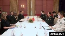 美国防长奥斯汀与中国防长魏凤和在柬埔寨暹粒举行会谈。（2022年11月22日）