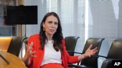 新西蘭總理阿德恩在位於惠靈頓的辦公室接受美聯社和澳聯社的聯合採訪。 (2022年12月8日)