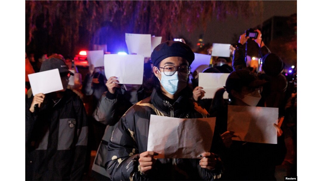 北京民眾走上街頭舉起白紙遊行抗議當局嚴厲的防疫封控措施。（2022年11月27日）