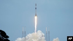2022年4月21日，一枚载有53颗星链（Starlink）互联网卫星的SpaceX猎鹰9号火箭从美国佛罗里达州卡纳维瓦尔角太空基地40号航天发射场发射升空。