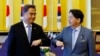 2022年7月18日东京: 韩国外相朴振(左)和日本外相林芳正会谈