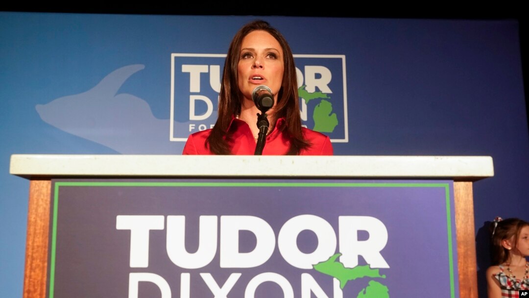 Tudor Dixon, candidata a la nominación republicana para gobernador de Michigan, habla en una fiesta de la noche de las primarias en Grand Rapids, Michigan, el martes 2 de agosto de 2022. Dixon ganó las primarias y se enfrentará a la gobernadora demócrata Gretchen Whitmer. (Foto AP/Paul Sancya)