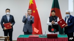 2022年8月7日中國外交部長王毅(左二)及孟加拉國外交部長莫門(右二)在達卡簽署協議