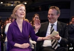 伊麗莎白·特拉斯（Liz Truss）和她的丈夫休·奧萊瑞在倫敦舉行的英國保守黨大會上。 （2022年9月5日）