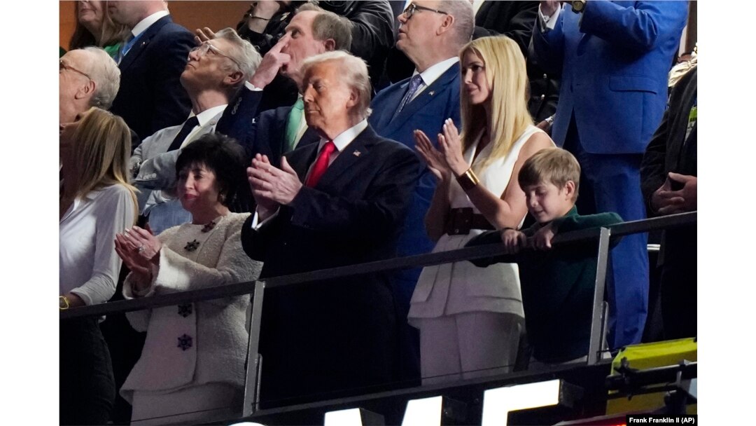 ABD Başkanı Trump da, kızı Ivanka Trump ve torunu Theodore ile birlikte maçı izledi.