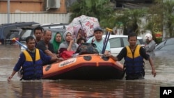 Indonesia rescue team evacuate residents from their flooded house in Jatibening on the outskirt of Jakarta, Indonesia, Jan. 1, 2020. 