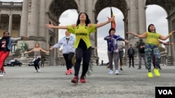 Arrieta, quien está esta semana en Bélgica para una conferencia de profesoras de Zumba con un grupo de más de 50 alumnos y alumnas, dice que el baile “une a todas las culturas”.