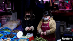 上海一家市场里的蔬菜摊在新冠病毒疫情中坚持营业。