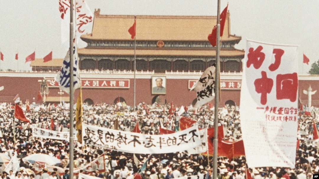 1989年中國青年人在北京天安門廣場要求中共進行民主改革舉行了一場聲勢浩大的學生運動。（1089年5月17日）