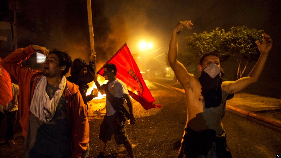 1 muerto, más de 20 heridos y más de 100 arrestados es el saldo de violencia electoral del viernes en Honduras.
