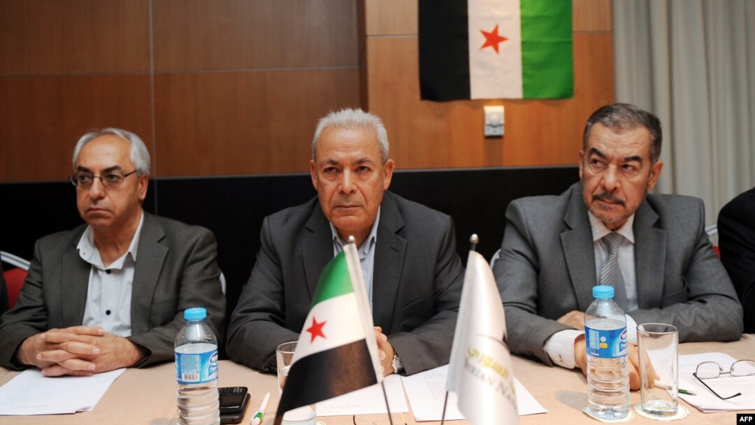Leaders of the exiled Syrian National Council (SNC), Muhammet Faruq Tayfur (R), Burhan Ghalioun (C) and Abdel Basset Sayda (L), wait before the start of a meeting in Istanbul to pick a new leader after the resignation of Ghalioun last month to avert divis