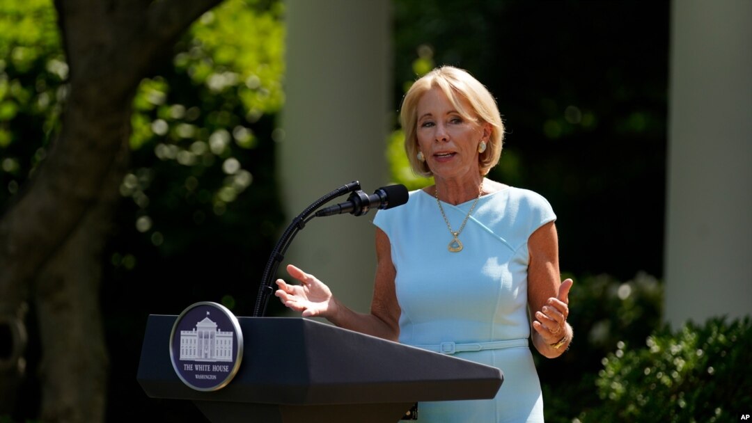 La secretaria de Educación de EE.UU., Betsy DeVos, habla en un evento de la Casa Blanca el jueves 9 de julio de 2020.