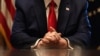 Se ven las manos del presidente Donald Trump mientras habla a la prensa después de una reunión con representantes de la industria de enfermería.